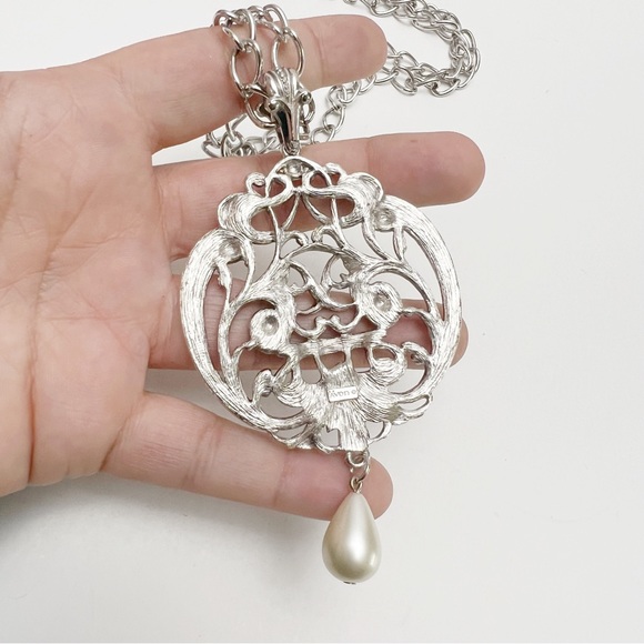 Vintage Avon Silvertone Art Nouveau Scroll Faux Pearl Drop Pendant Necklace - Picture 3 of 7